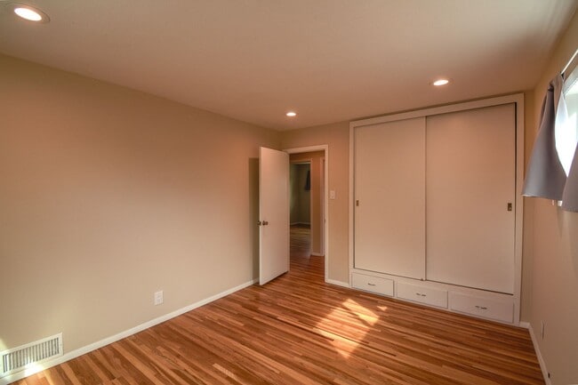 Building Photo - 9501 Arvilla Ave NE