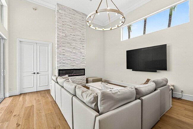 Building Photo - 1128 Crystal Dr