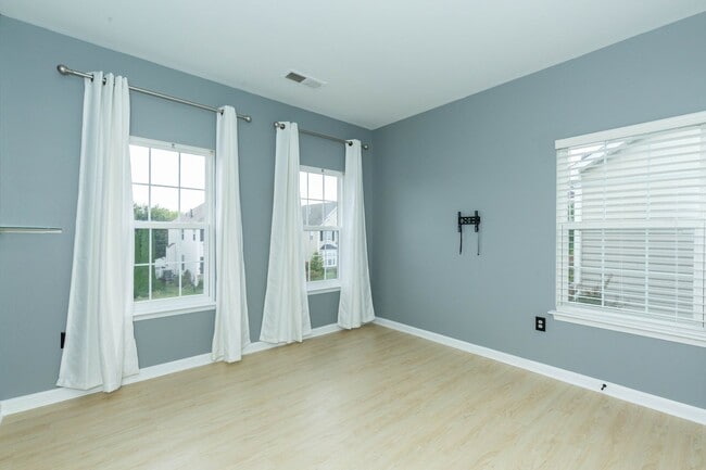 Building Photo - 4 bed, 2.5 bath Single Family Home in Char...