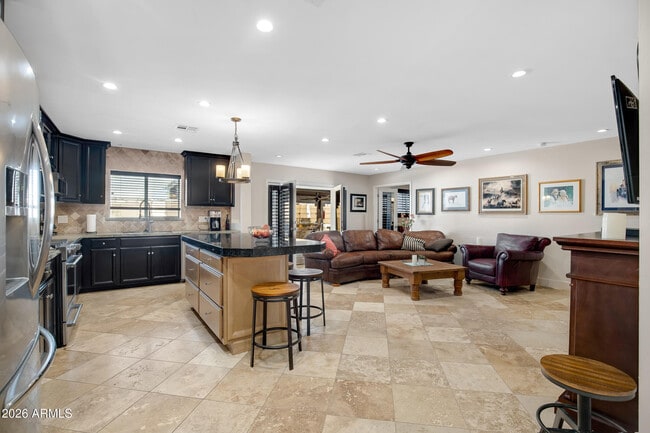 Building Photo - 2032 E La Jolla Dr