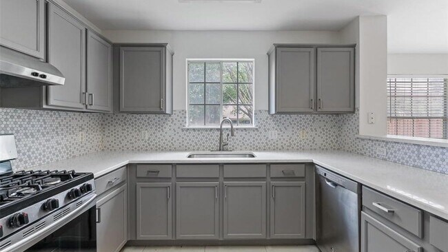 Building Photo - 5017 Cleves St