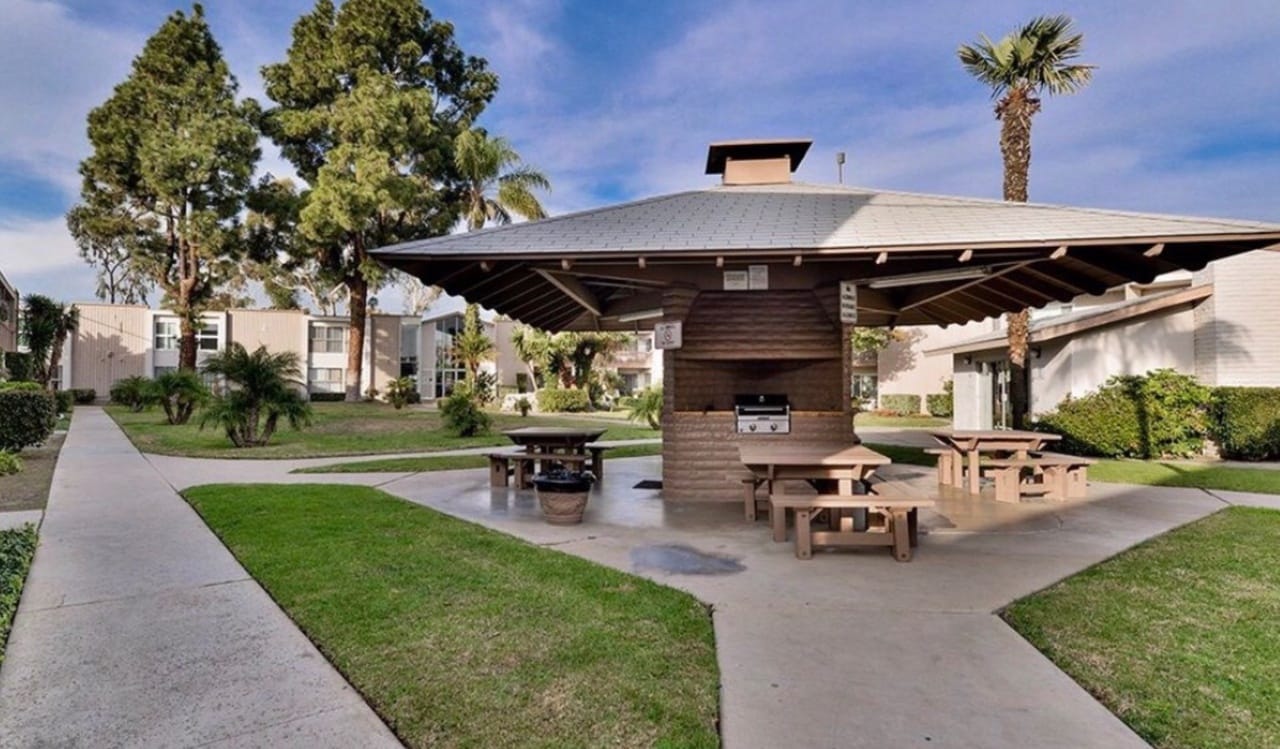 BBQ Area - 279 Moss St