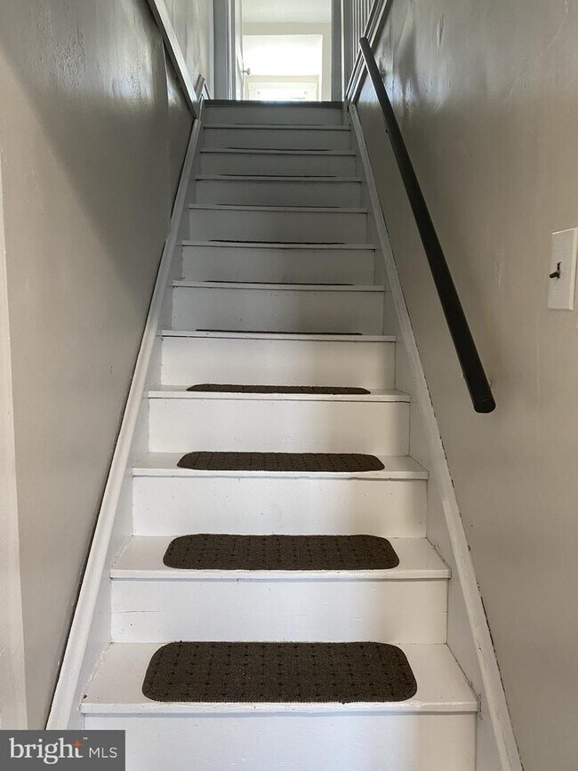 Building Photo - 360 Elm Ave