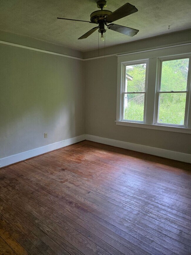 Building Photo - 2BR/2BA Cottage