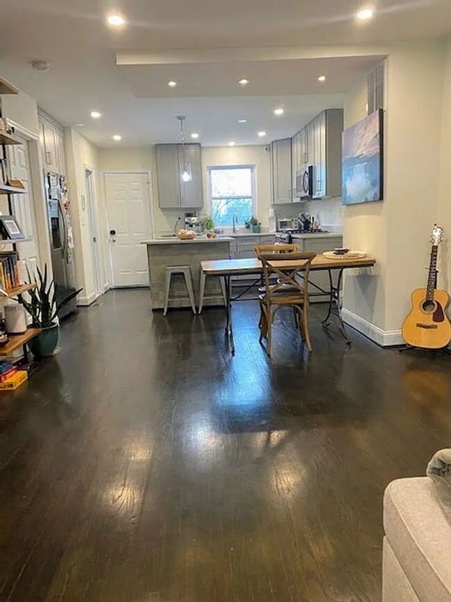 Building Photo - Brentwood Beauty