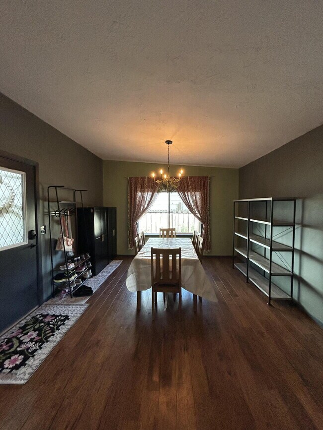 Building Photo - 3 Bed 2 Bath Single Family Home - Family oriented neighborhood - walk around the block to Lena Wh...