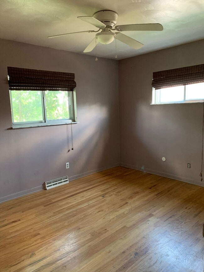 Building Photo - 3 Bedroom, 2 Bath Ranch Home with 1 Car At...