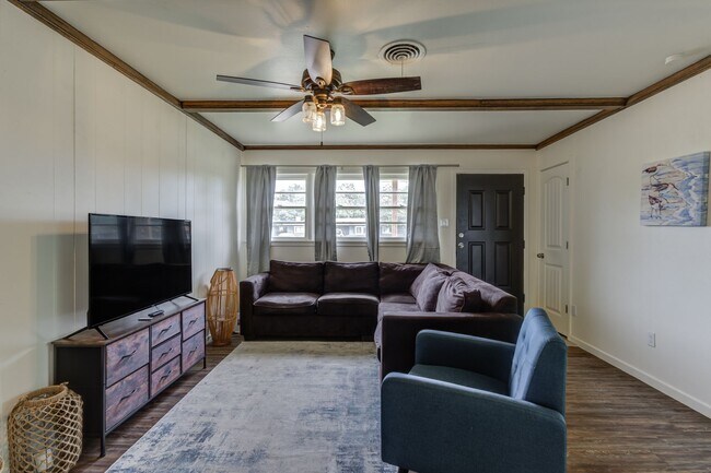 Building Photo - Charming Updated 3 Bedroom