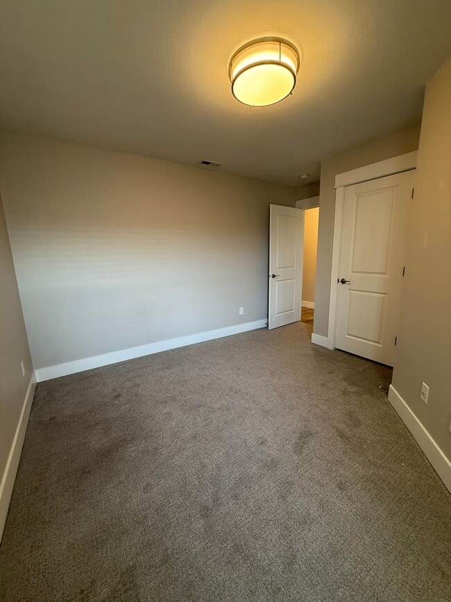 Building Photo - Stunning 3 bedroom townhome.