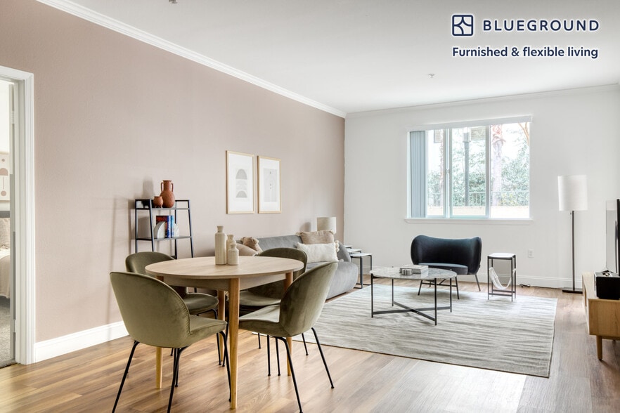 Building Photo - 5710 Crescent Prk E