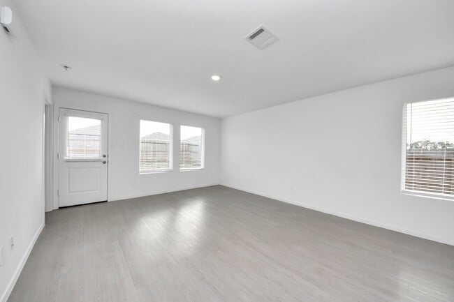 Building Photo - 833 Vlg Brk Dr