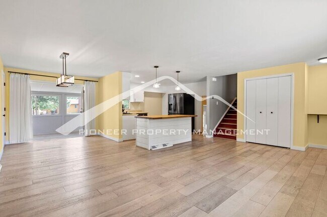 Building Photo - 1363 Ginny Ln