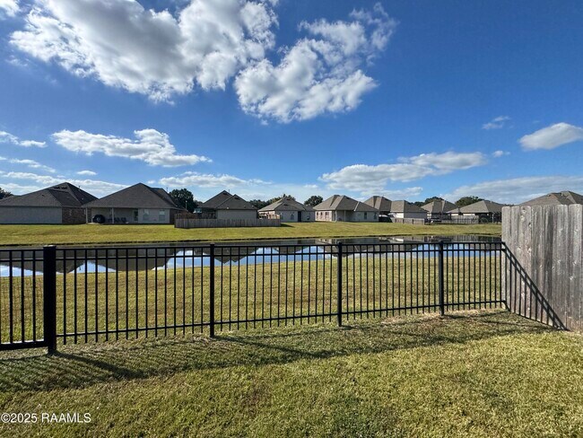 Building Photo - 406 Gray Birch Lp