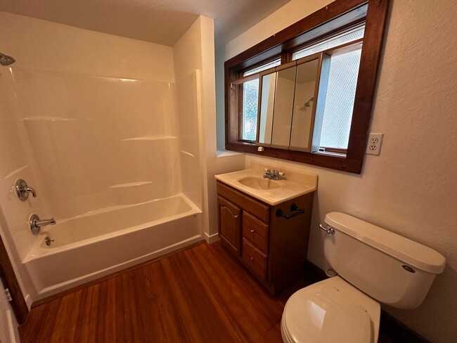 Building Photo - 3 Bedroom 2 Bath Single Family house with ...