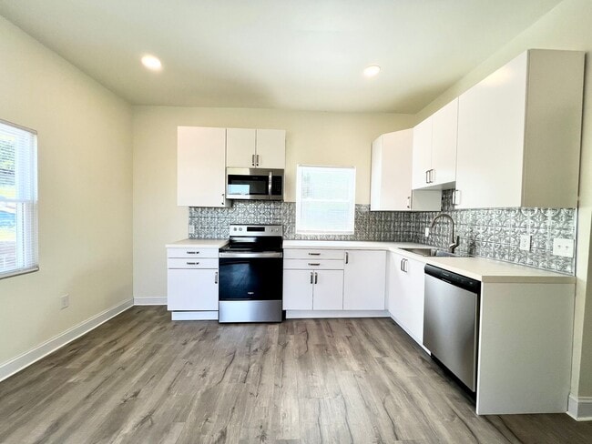 Building Photo - Now showing 3BR 2 full Bath house with lar...