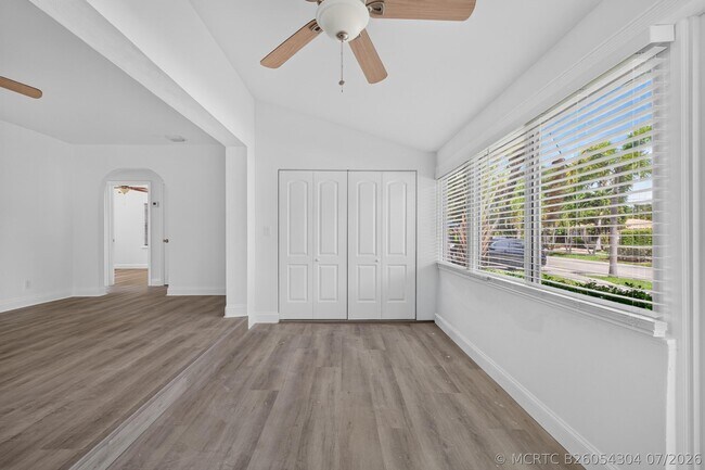 Building Photo - 423 SW 11th Ct