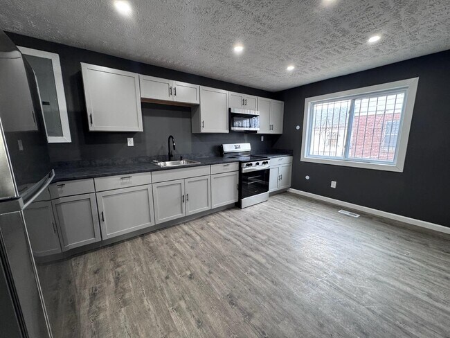 Building Photo - 2127 Winfield Ave