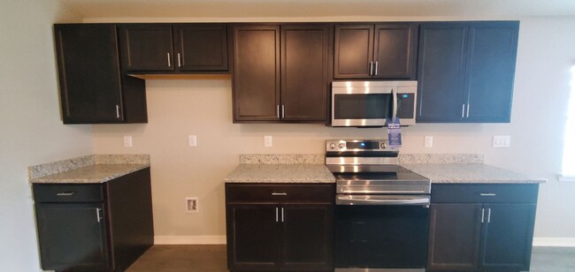 Building Photo - Like New!! 4-Bedroom, 2-Bathroom in Lakeland