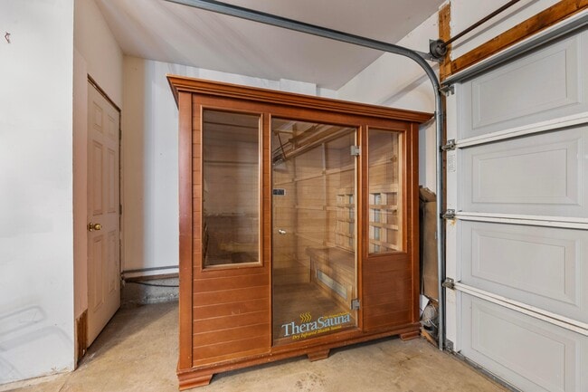 Building Photo - 4462 Alameda Dr