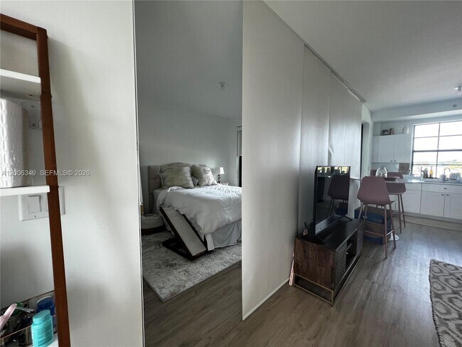 Building Photo - 4100 Davie Rd