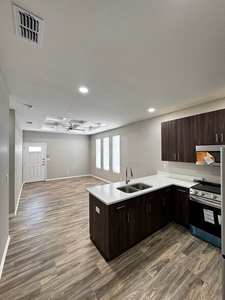 Building Photo - 4008 La Vista Ave