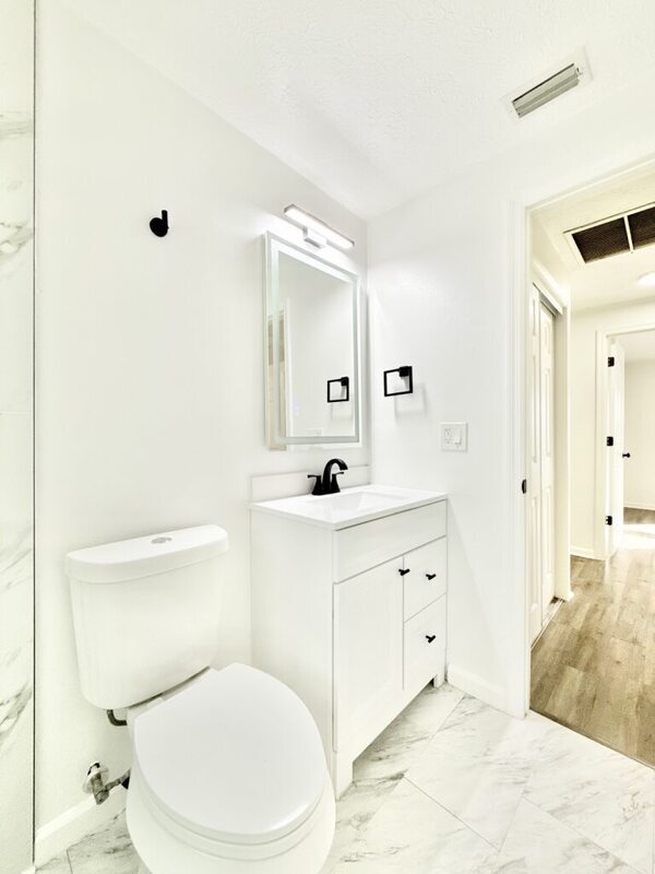 Building Photo - 11705 North Dr