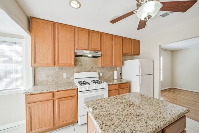 Building Photo - 2411 Wroxton Rd