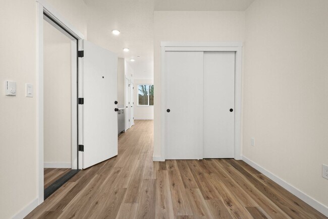 Building Photo - Vancouver Townhouses - Get 1 Month Free!