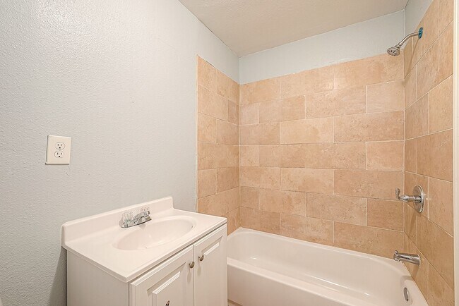 Building Photo - Affordable 3BD/2BA single-family house!