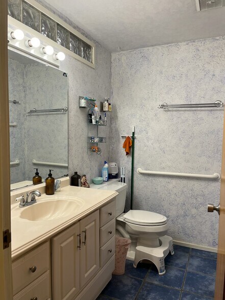 Building Photo - 921 E Huron St