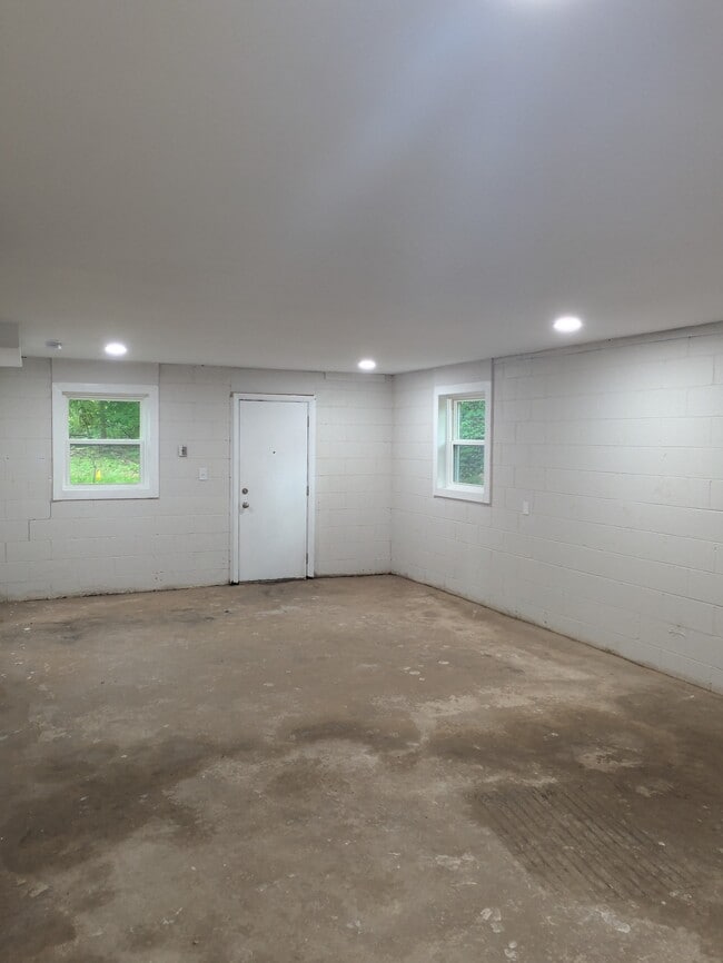Building Photo - 1002 Hemlock Dr