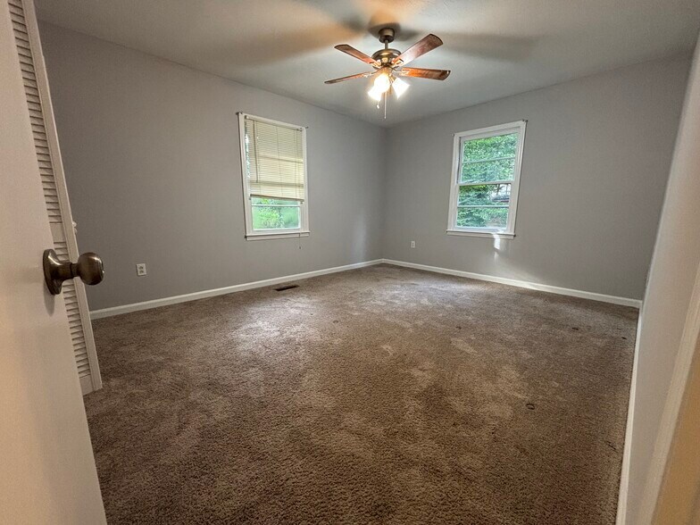 Building Photo - 3211 Country Ln