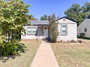 Building Photo - 2-bedroom, 1-bath home in Maxey Park!