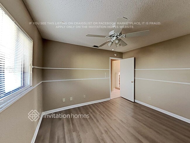 Building Photo - 3040 Oak View Dr