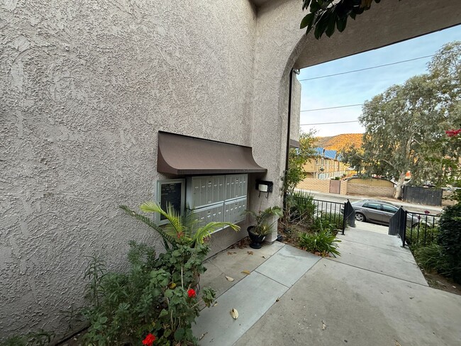 Building Photo - Cozy 2-Bedroom Condo in Canyon Country!