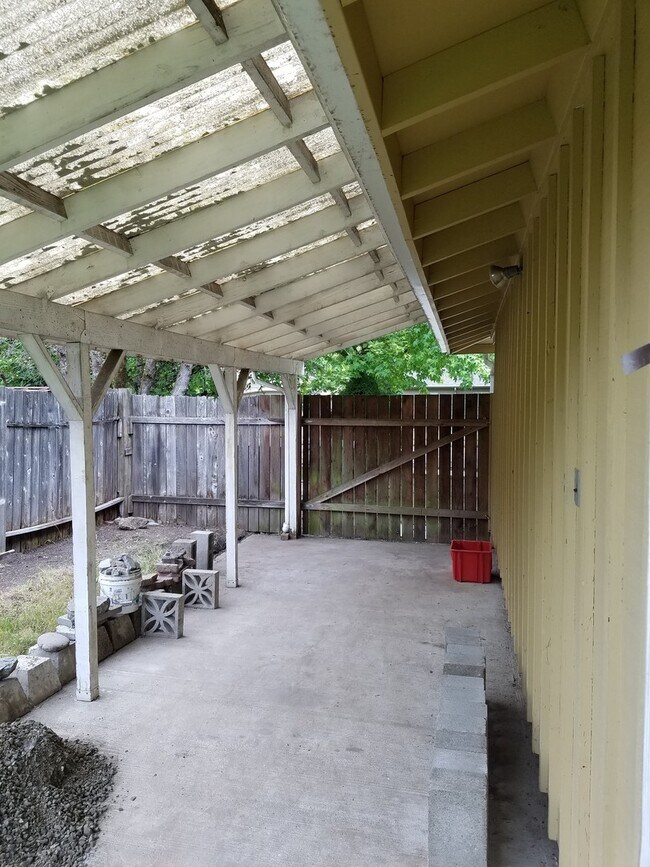 Building Photo - 3 Bedroom Home - Great Location - Available Soon