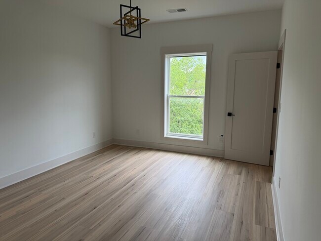 Building Photo - 105 Hart Ln