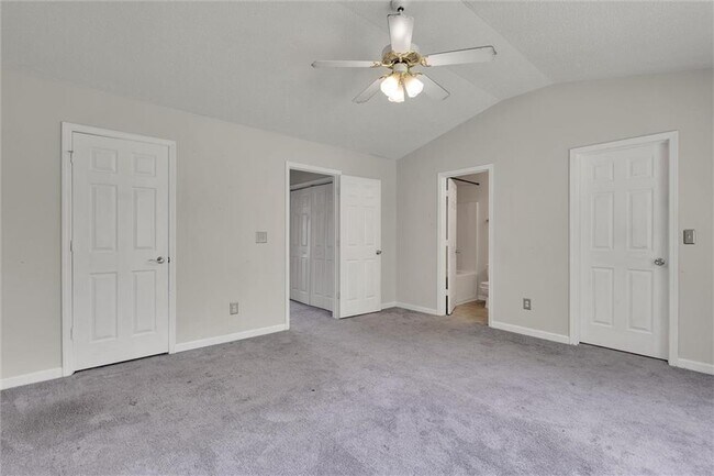 Building Photo - 6300 Hickory Ln Cir
