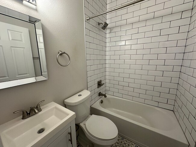 Building Photo - Beautiful Updated Rowhouse/townhome across...