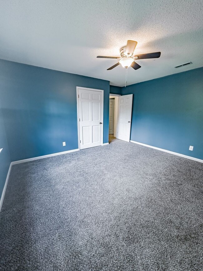 Building Photo - Lovely Home! Lots Of Space!