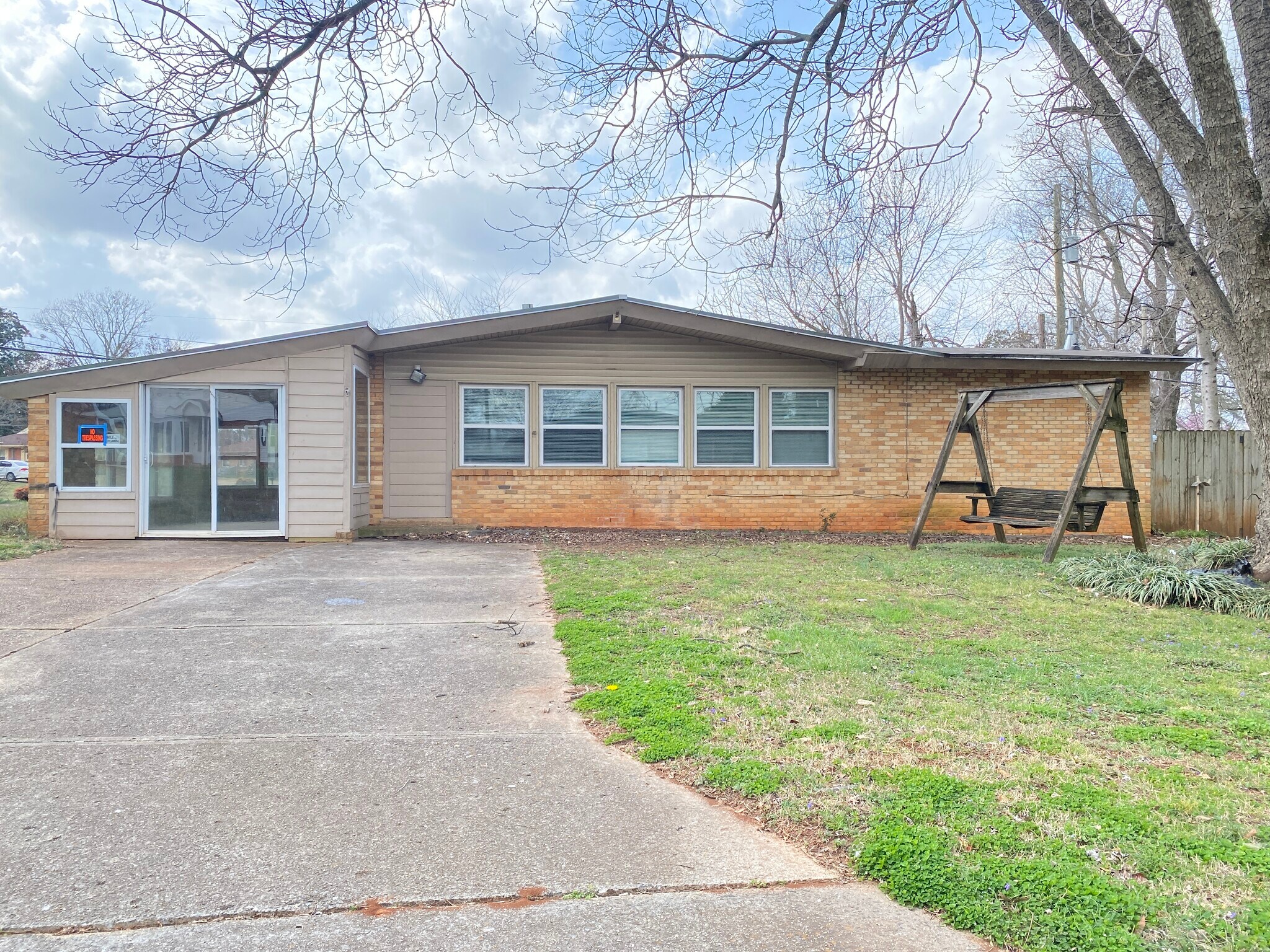 Building Photo - 2814 Holiday Dr SW