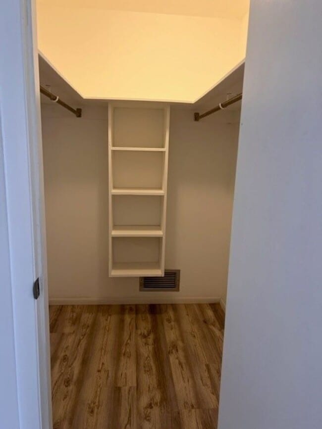 Building Photo - MOVE-IN READY!  2BR/2BA/1CG IN VENICE EAST