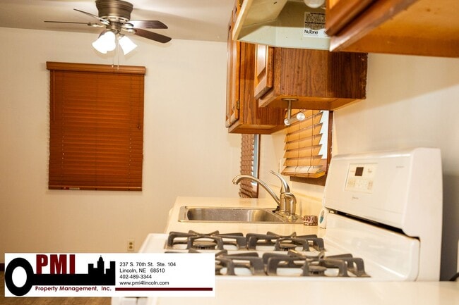 Building Photo - 3 Bedroom and 1.5 bathroom House for rent