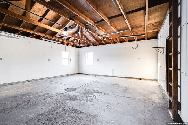 Building Photo - 1350 Manitowoc Rd