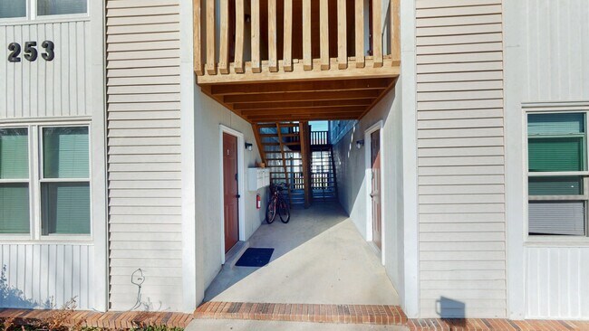 Building Photo - 253 White Oak Rd