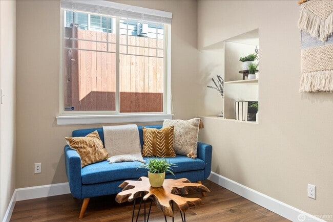 Building Photo - 3BD/2.5BTH Modern Townhouse in Greekbrooke...