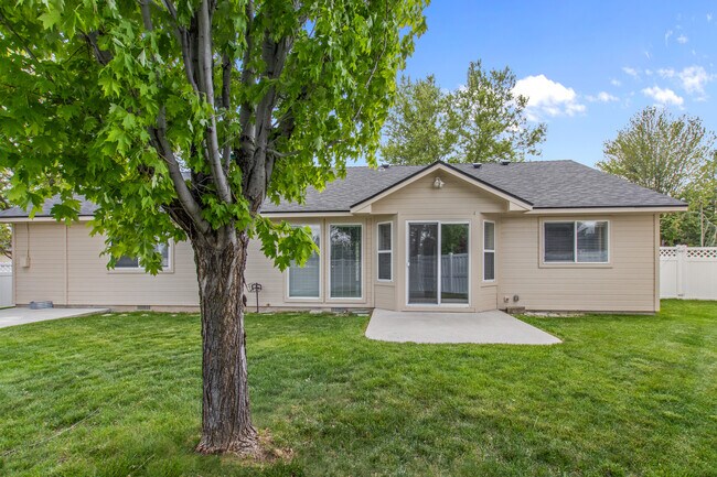 Building Photo - 2870 N High Desert Wy