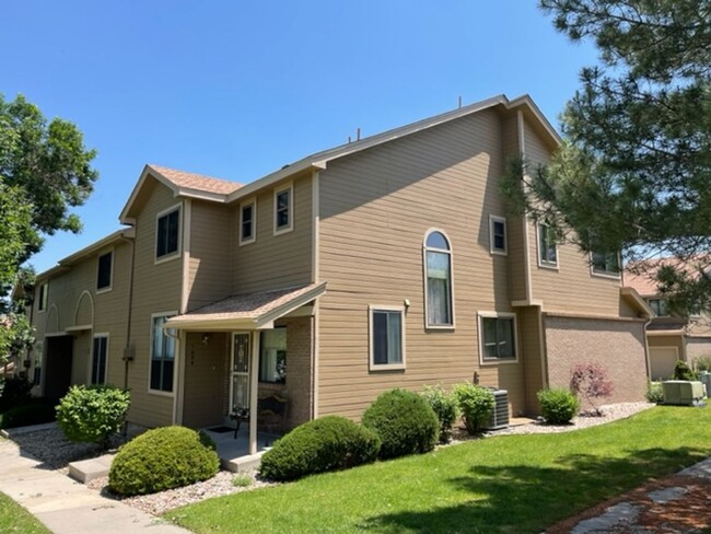 Building Photo - Lakewood Townhome with Pretty Views 4 Bedr...