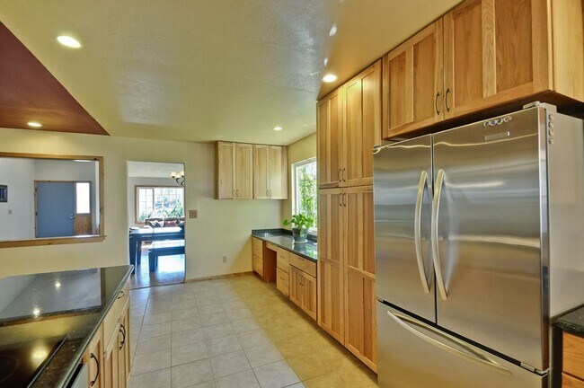 Building Photo - Gorgeous Three Bedroom Two Bathroom in San...