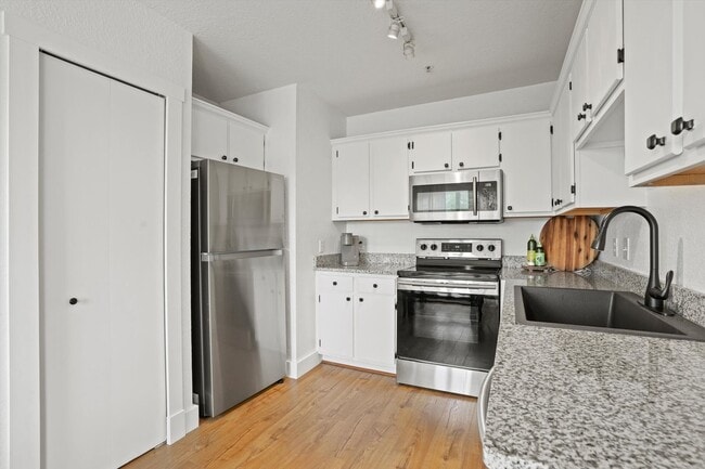 Building Photo - Updated Condo With Marsh Views Near Jax Beach